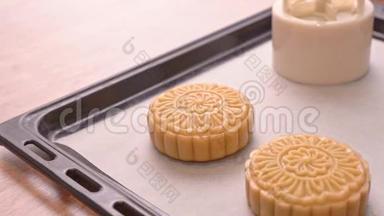 <strong>中秋节制作</strong>月饼的过程-烤盘上月饼糕点的造型。 女子节日自制
